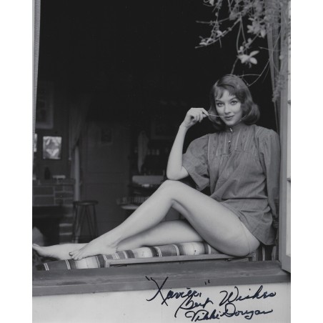 Vikki DOUGAN autograph