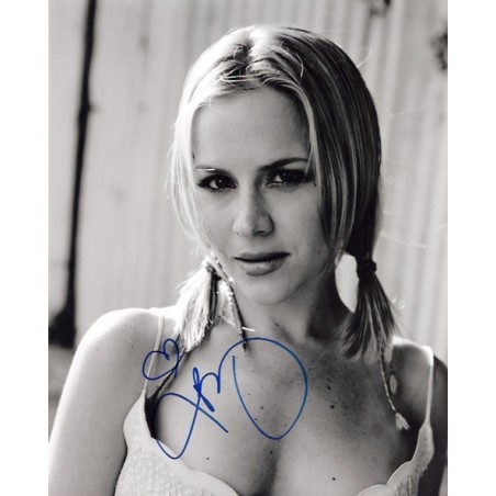 Julie Benz offers autograph